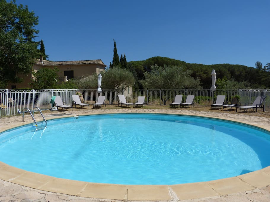 La vaste piscine du domaine,à proximité du Bastidon