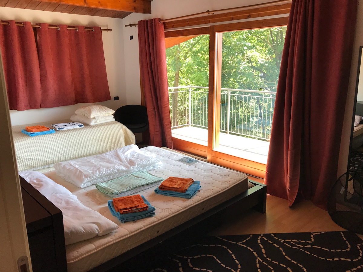 主卧、1张标准双人床、2张单人床（隐藏在棕色床罩下）