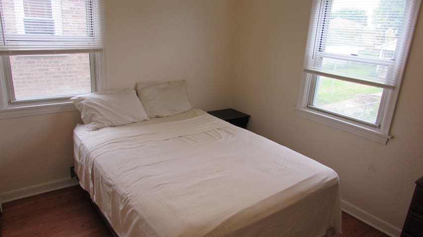 Private Bedroom in Quiet Chicago Suburb (Berwyn)