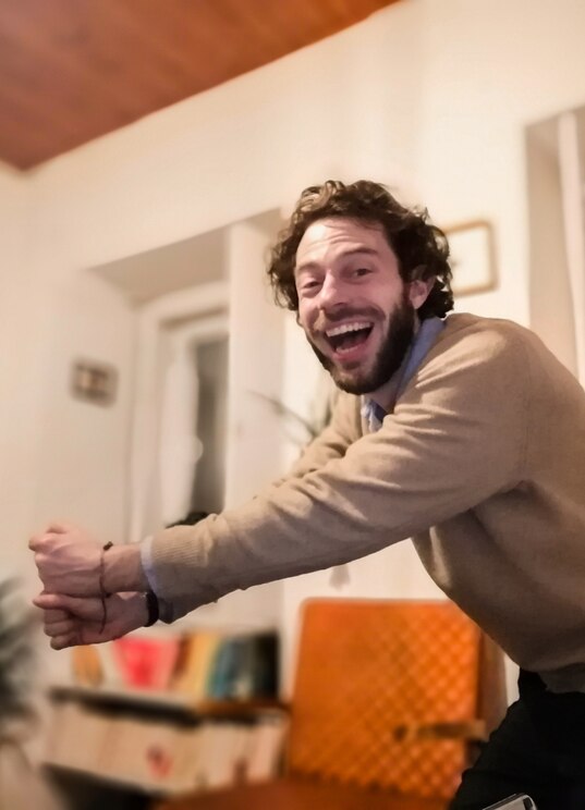 Show full-screen, host-provided image