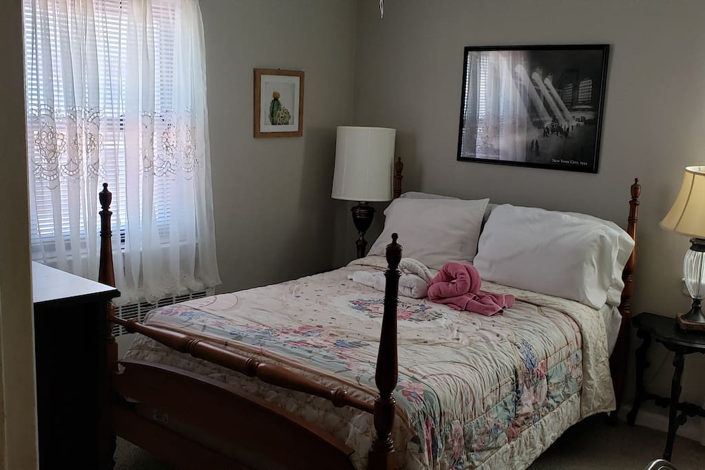 Pelham Parkway room at Stella's place