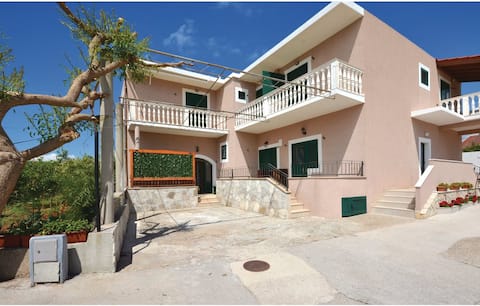 Top Airbnb: Manora Sucuraj 2 bedroom apartment in Općina Sućuraj