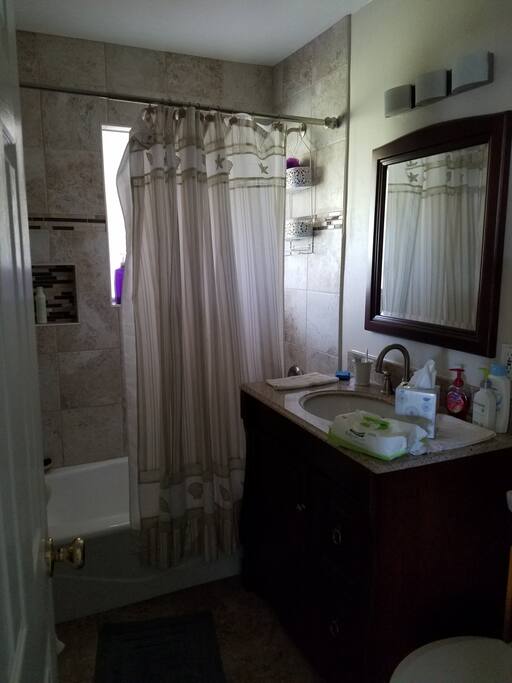Shared Bathrooms (only shared with other guests not with host)