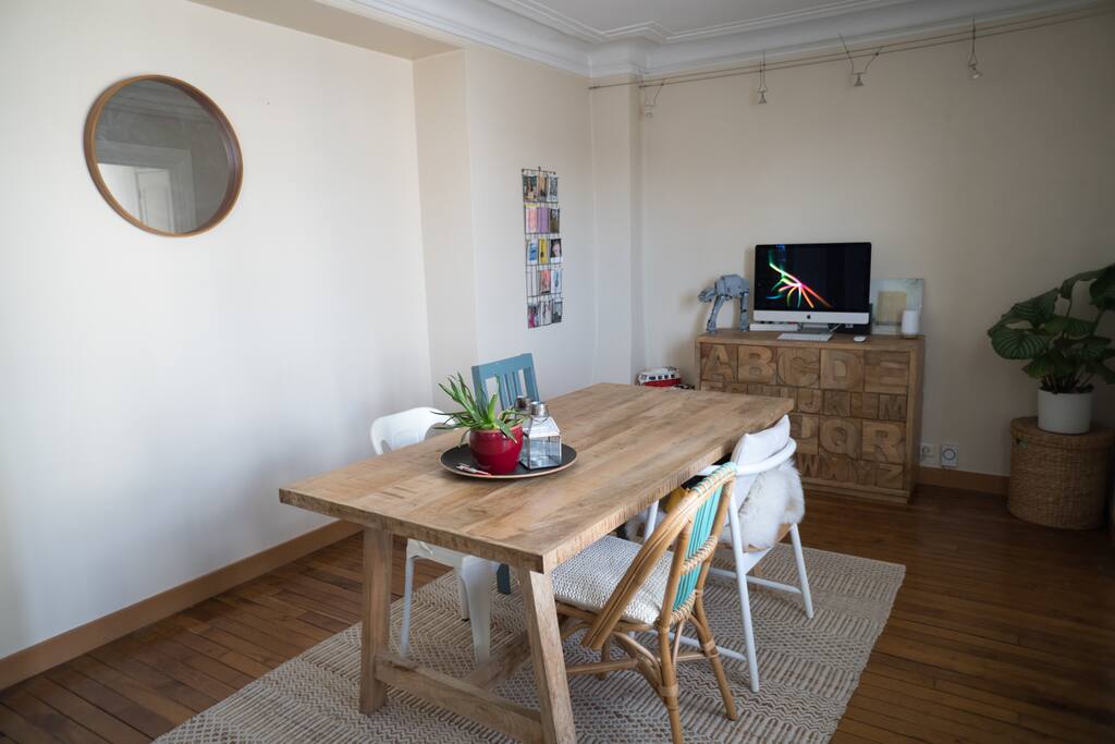 Salon avec une grande table