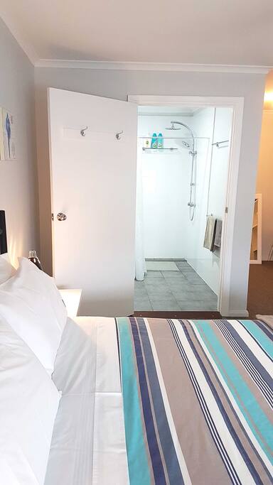 En- suite and main bedroom
