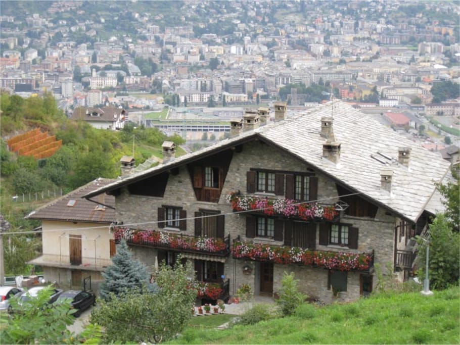 la casa con Aosta sullo sfondo