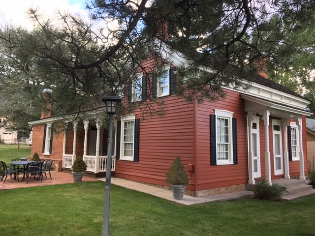 "The Red House" historic home 4bd/2ba Pine Valley