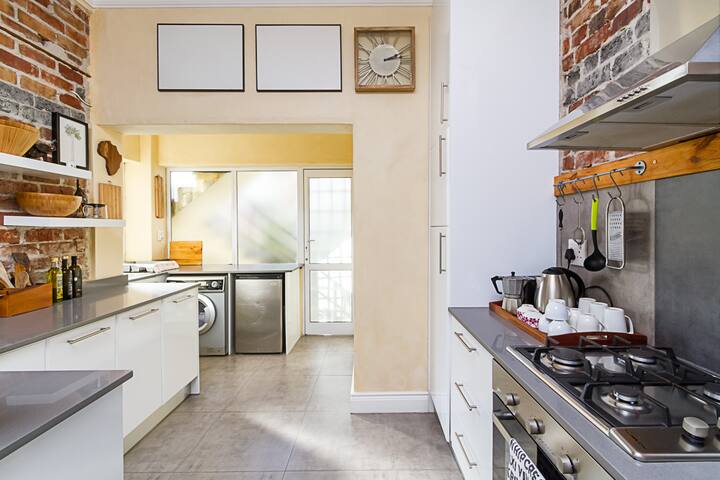 Spacious 2BED Woodstock, Private Pool & Parking gallery image 3