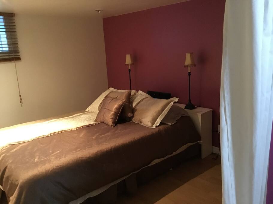 Chambre privée avec lit queen.