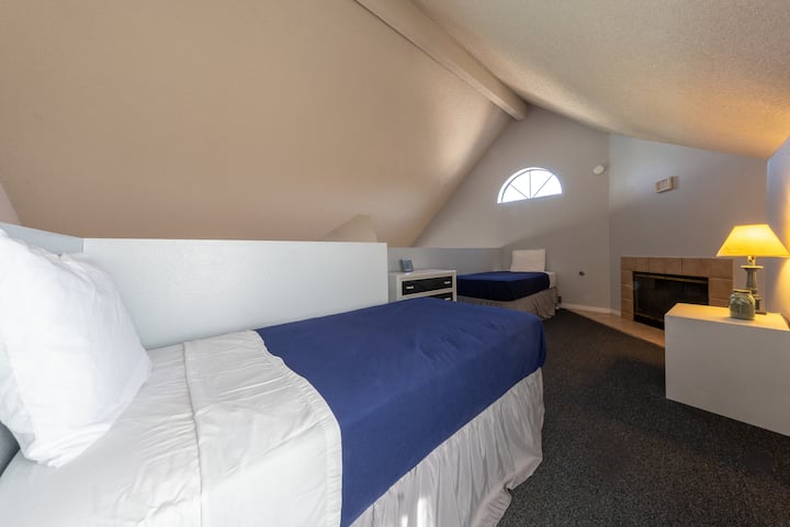 Roshani yenye Vitanda Viwili Viwili: 
*Picha ni uwakilishi wa kitengo, kitengo halisi kinaweza kutofautiana*
*Eneo la moto halifanyi kazi*