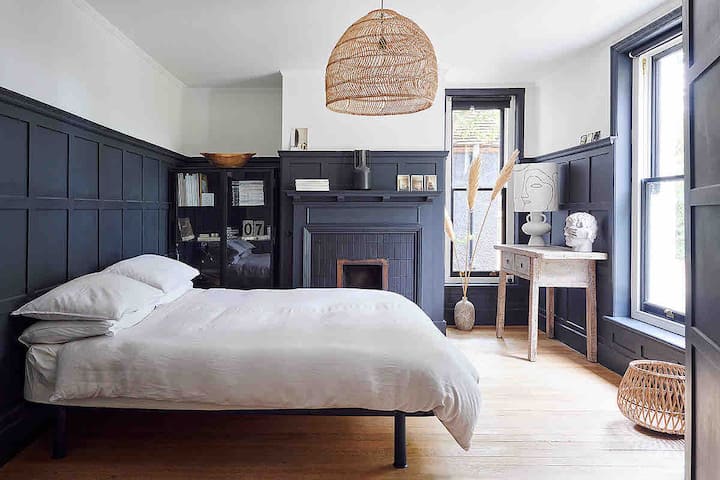 加大双人床卧室（一楼） ，配有钢琴和旅行婴儿床空间 