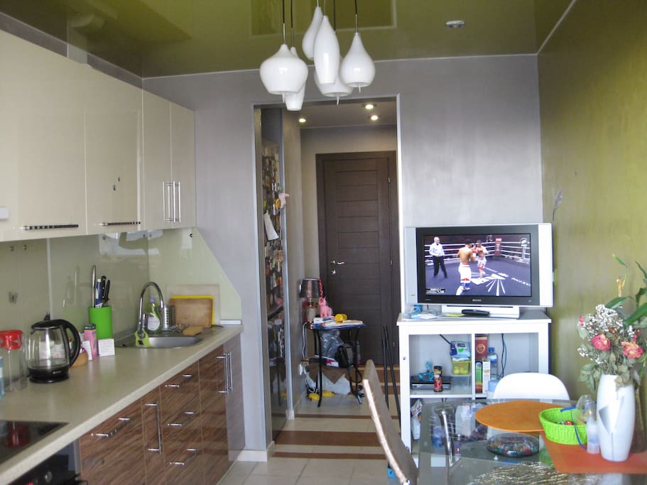 TV set with cable TV, PlayStation 3. Laptop.
Телевизор с кабельным тв, приставка плей стейшн 3. Ноутбук.