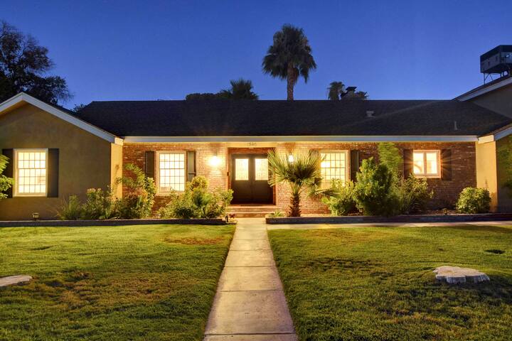 Newly updated! Huge house, pool & spa, licensed! gallery image 2