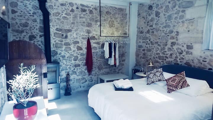 Основна спалня на приземния етаж с директен достъп до басейна