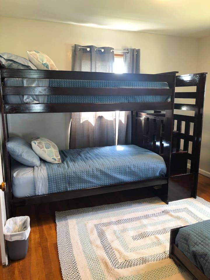Nuestro segundo dormitorio ofrece mucho espacio para dormir con una litera de escalera fácil y una cama nido.