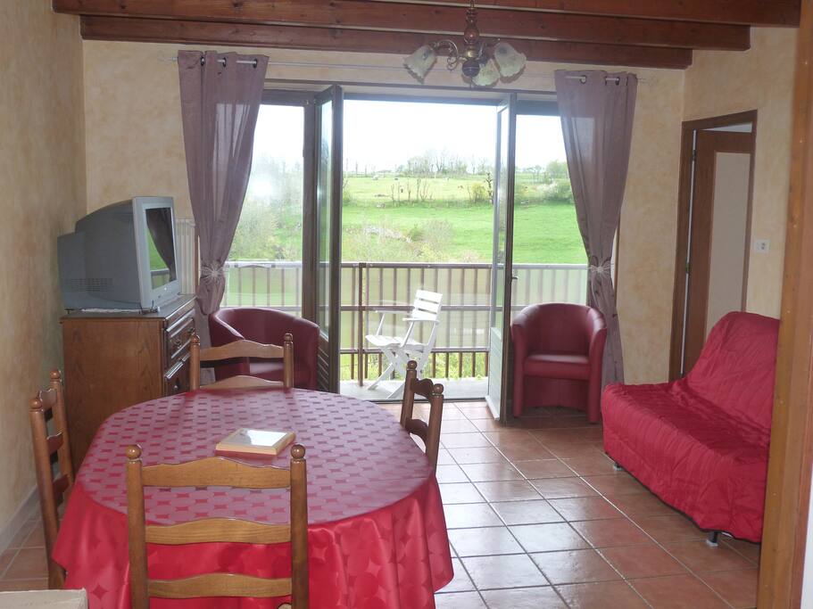 Séjour avec accès direct sur le balcon