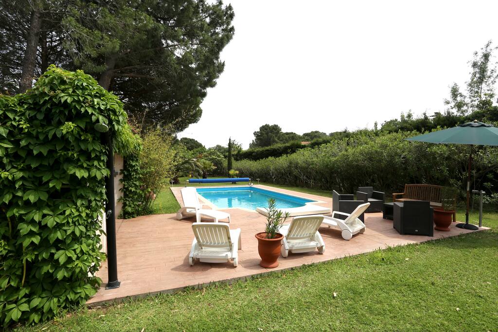 Piscine et salon de jardin