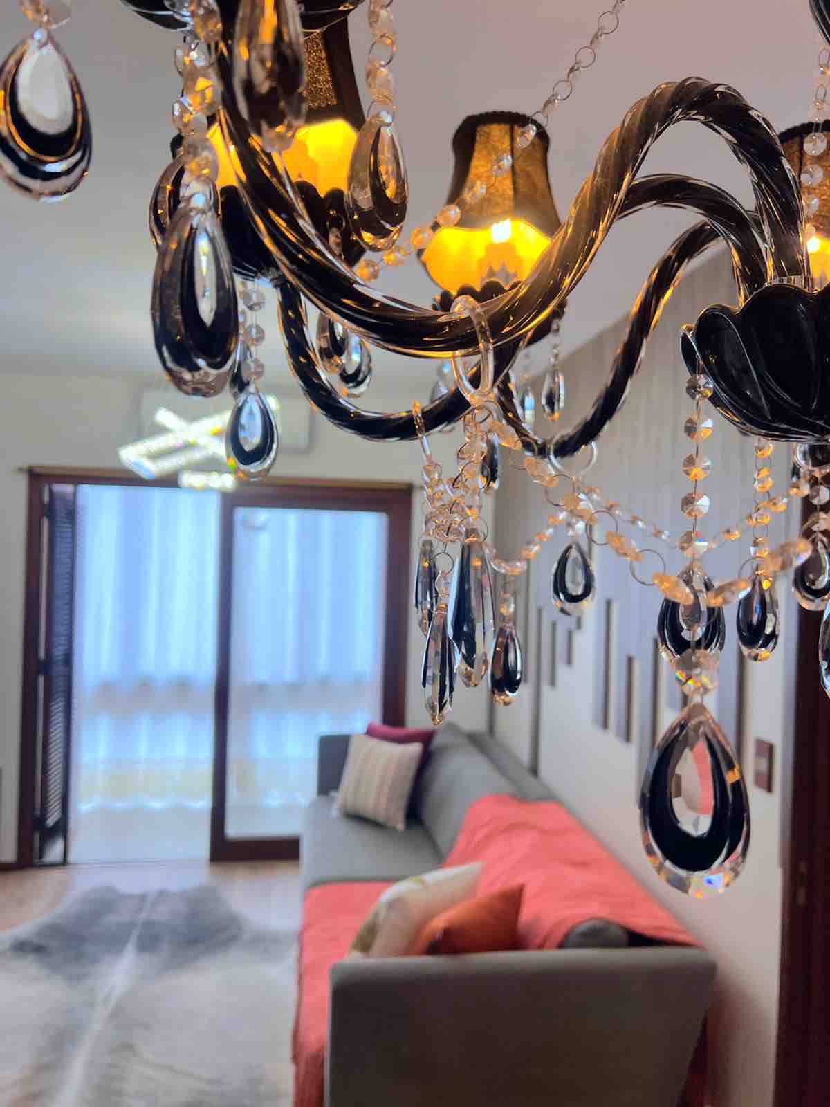 Dnevni boravak s pametnim televizorom i podijeljenim klima-uređajem