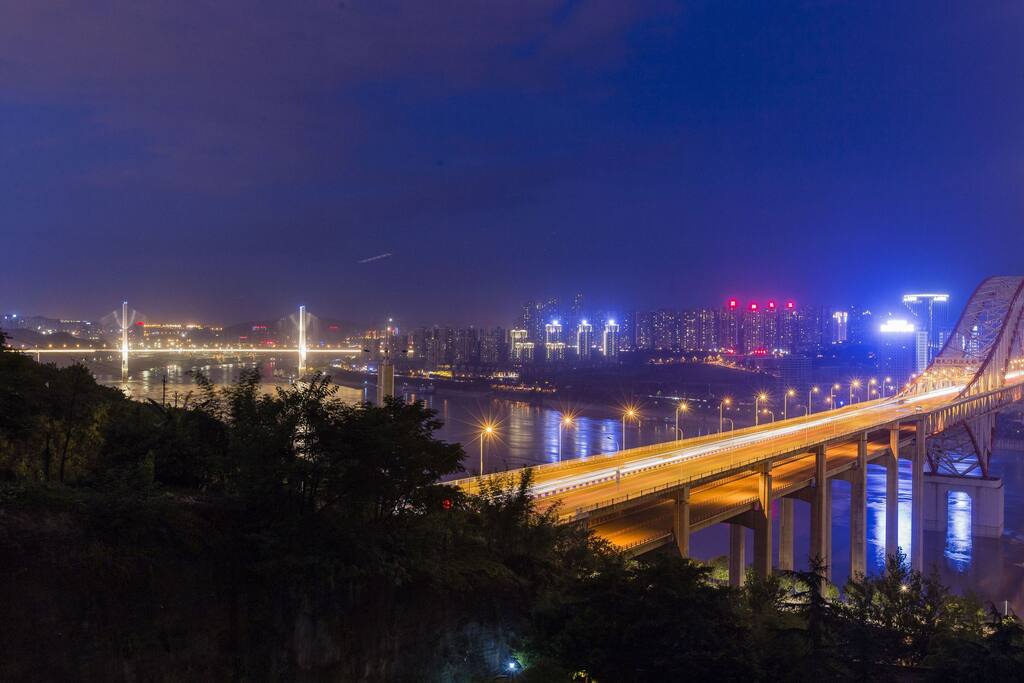 从客厅看外面的江景