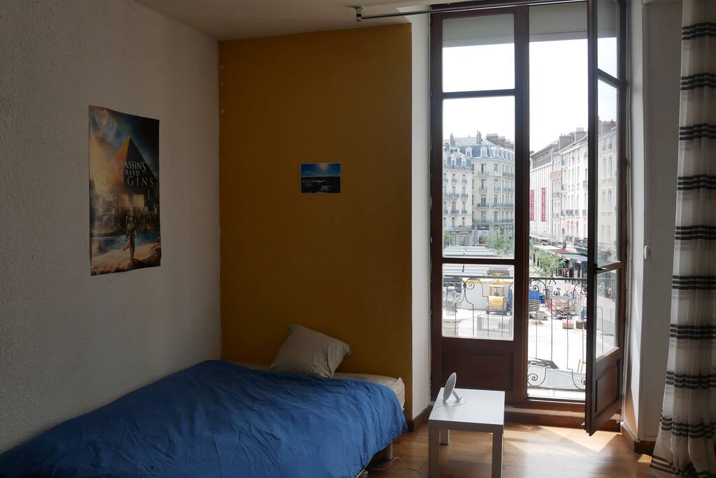 Salon (vue sur la place & lit)