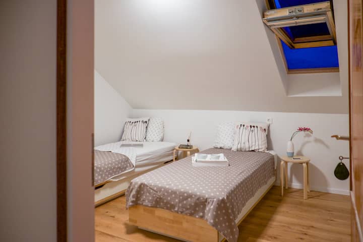 房间2 -两张独立的单人床或一张加大双人床