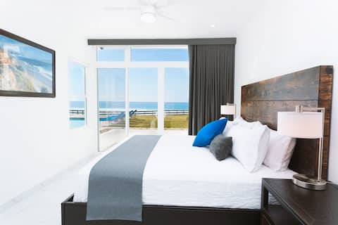 Oceanfront Villa Paz