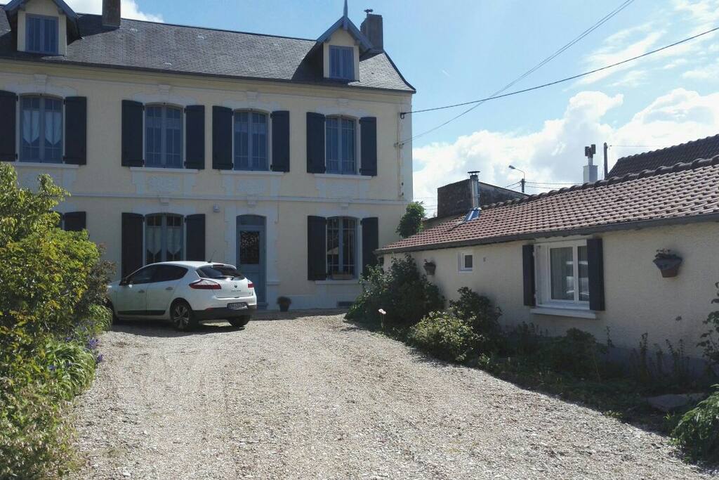 large allée où vous garer, fleurie. au fond notre maison; proximité discrète, vous êtes chez vous dans votre logement.