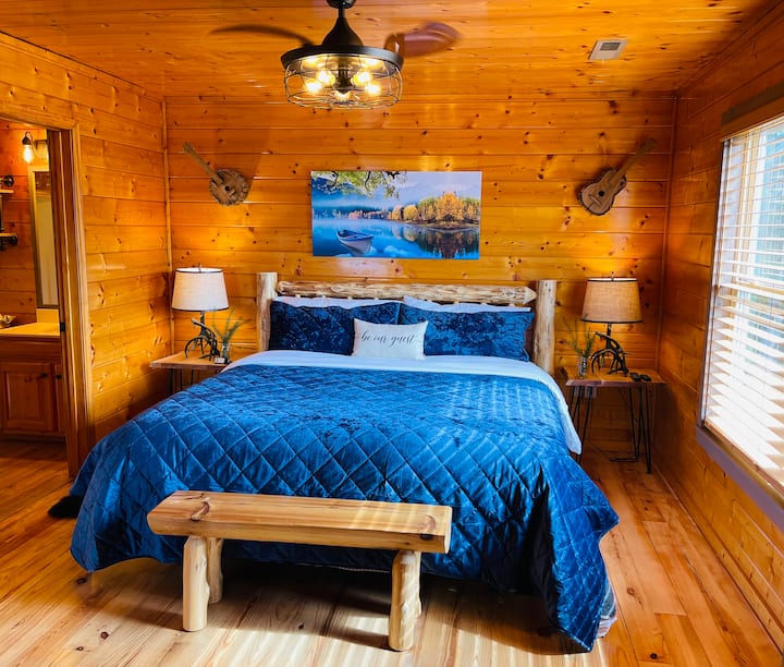 Спалня 2: луксозен апартамент Jr.  Удобно суперголямо двойно легло с дистанционно управление, разтегателно легло, телевизор и баня с душ.  В тази стая могат да спят 3 - ма гости(ако искате)