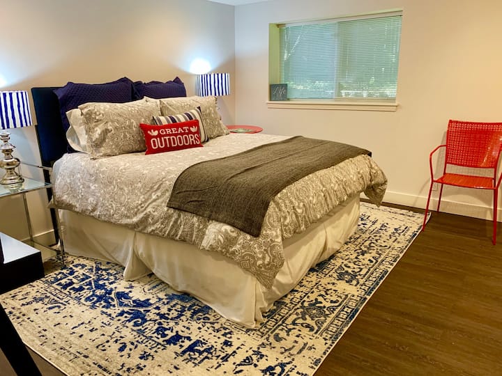 Მყუდრო, კომფორტული და სუფთა... შემოთავაზება: გაიხედეთ ფანჯრიდან... არის ციყვი თუ კურდღელი ჩრდილის ბაღში?