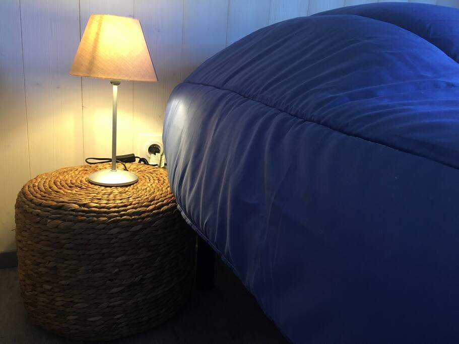 Chambre 1 (1 Lit double 160, bureau, rangement)