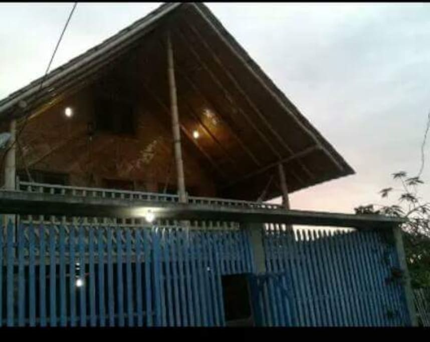 La parte de arriba esta construida con materila del medio: caña y madera, que aporta frescura a la casa