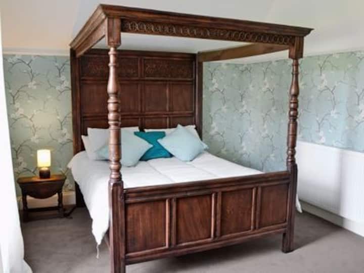 Dhomë me katër postera