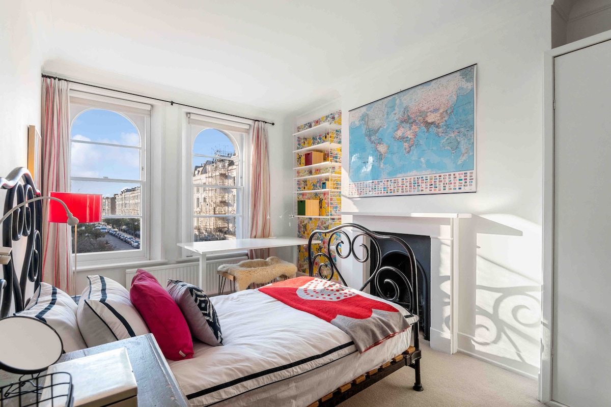 זה חדר השינה השני. מיטה עם מסגרת ברזל עתיקה נוחה מאוד, מיטה זוגית קטנה/רחבה מאוד (לאדם אחד)