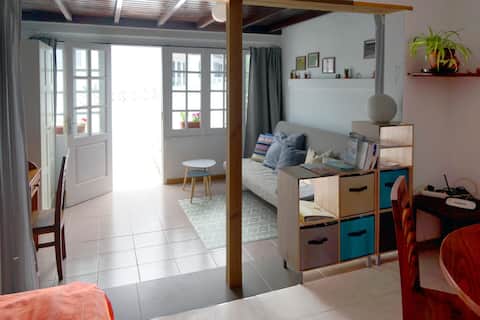Anuncio de Airbnb popular: La Casita de Sal: between the sea, volcanoes and salt pans! en Teguise
