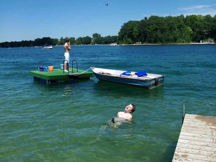 Have fun with the swimming raft and boat