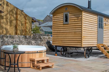 The Sheepfold -  Luxury Shepherds Hut with Hot Tub