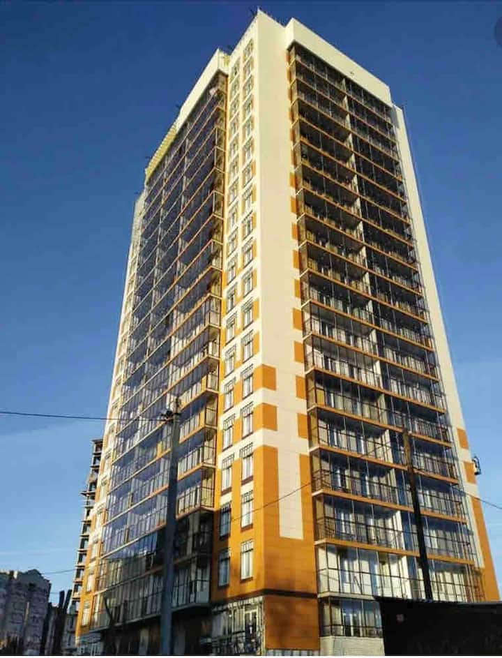 Новостройки испании. Ростов многоэтажки. Элитный многоквартирный дом. Луганск ресторан 21 этаж. Барселона современный жилой комплекс.