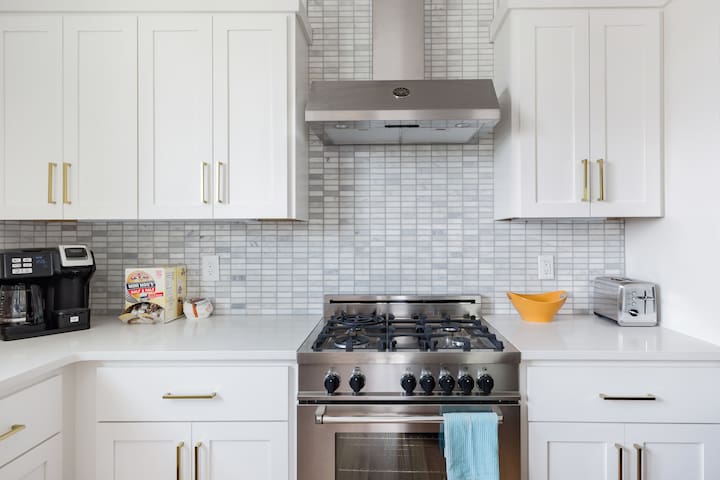 Three Story Home With Urban Courtyard Minutes to Downtown gallery image 3