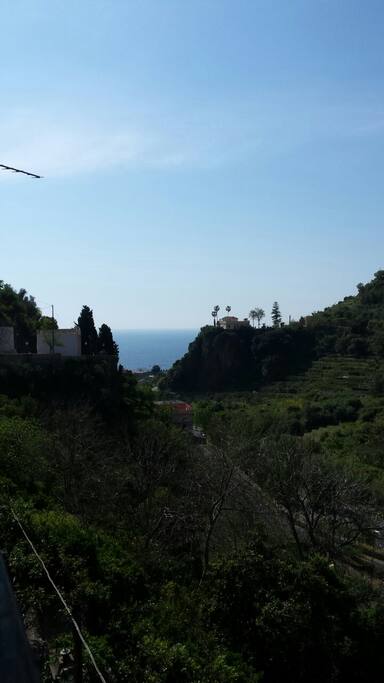Paesino posto a 3 minuti dal mare in collina dove la tranquillità e l'aria pura sono le caratteristiche del luogo
