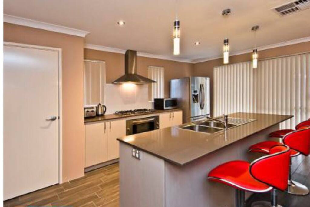 Kitchen (Utensils provided/Tea and Coffee help yourself)