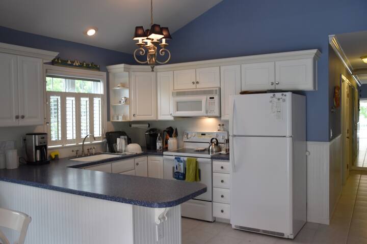 4 Bed 3 BA home w/ view. Walk to Easton’s Beach. gallery image 4