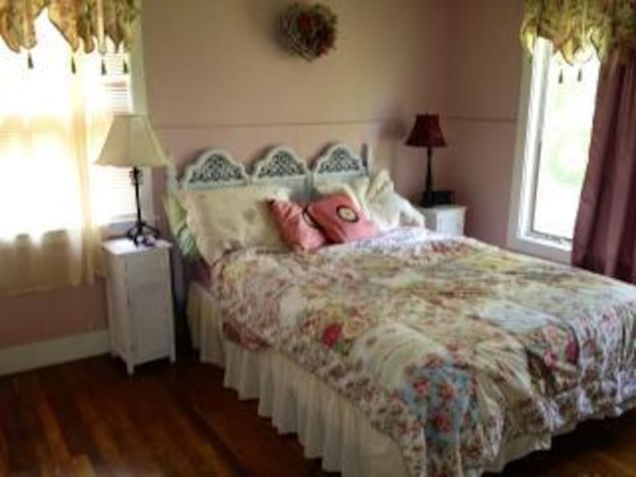 Room with queen bed