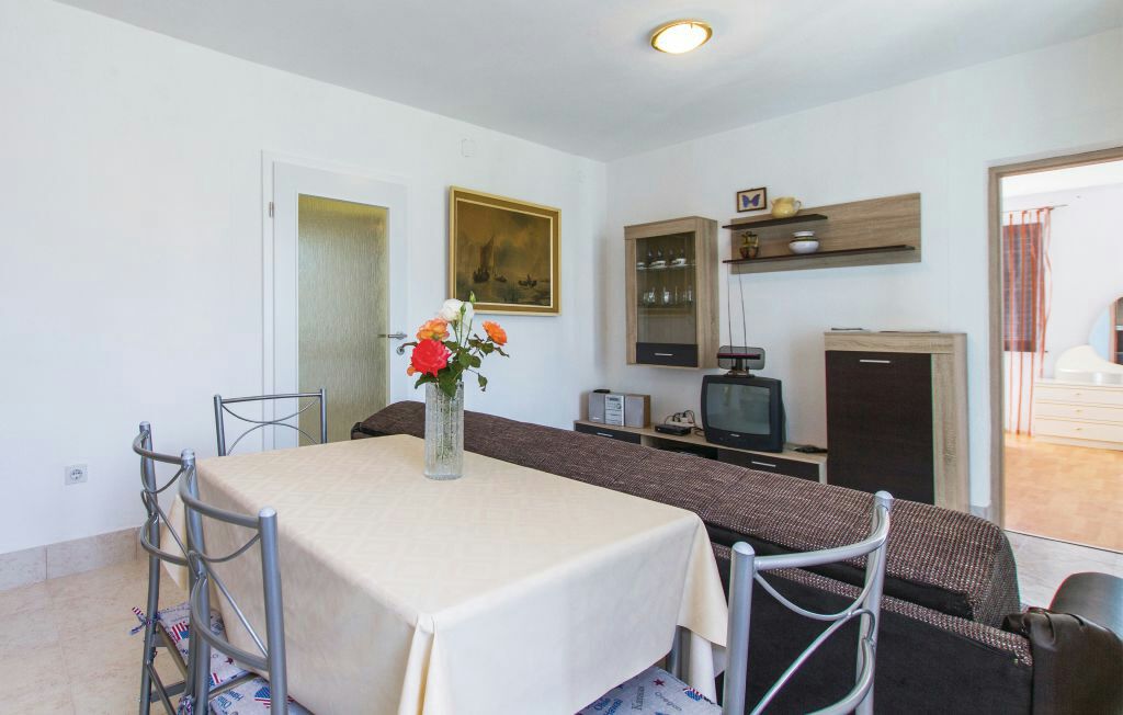 Дневна: маса за хранене, разтегателен диван (1 капацитет за спане за възрастни или 2 спални капацитет за деца), телевизор, сателит, CD плейър, DVD плейър, безплатна Wi - Fi неограничена употреба