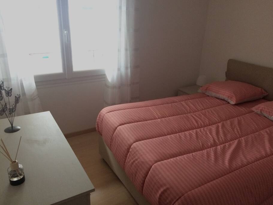 La chambre avec une armoire et commode
