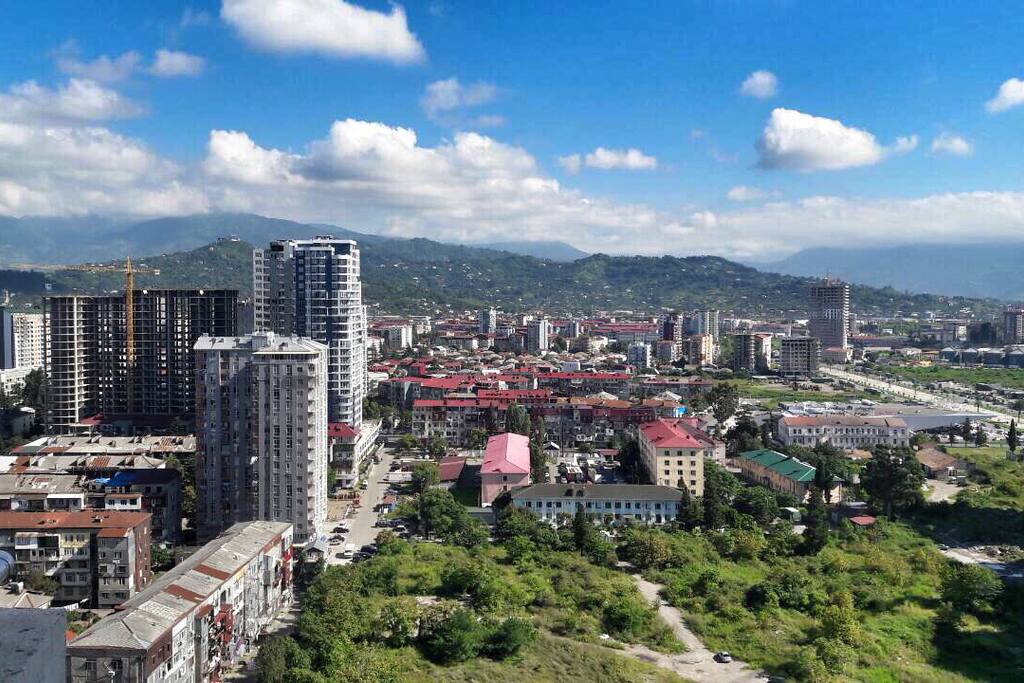 Заснеженные горы вдали. Балкон. Место для курения