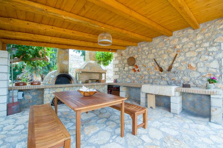 100mt to the Beach * Stunning Sunset* Full Privacy gallery image 4