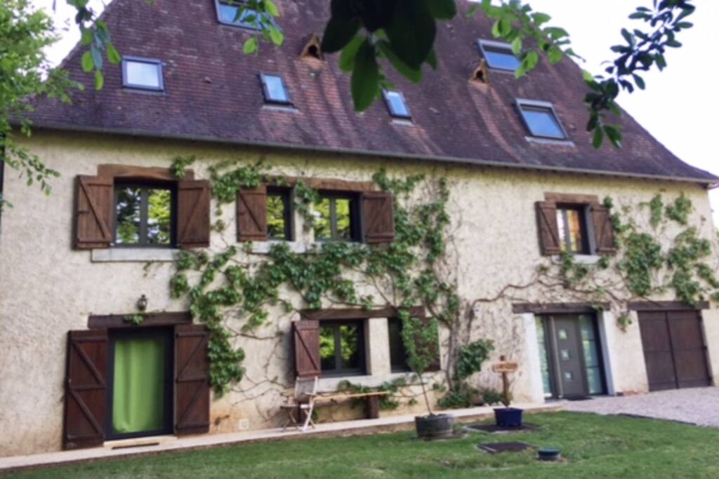 L'entrée du studio est en bas à gauche (rideau vert)
