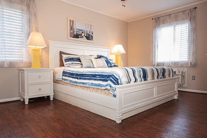 ห้องนอนใหญ่มีเตียงคิงไซส์และห้องน้ำแยกต่างหาก 