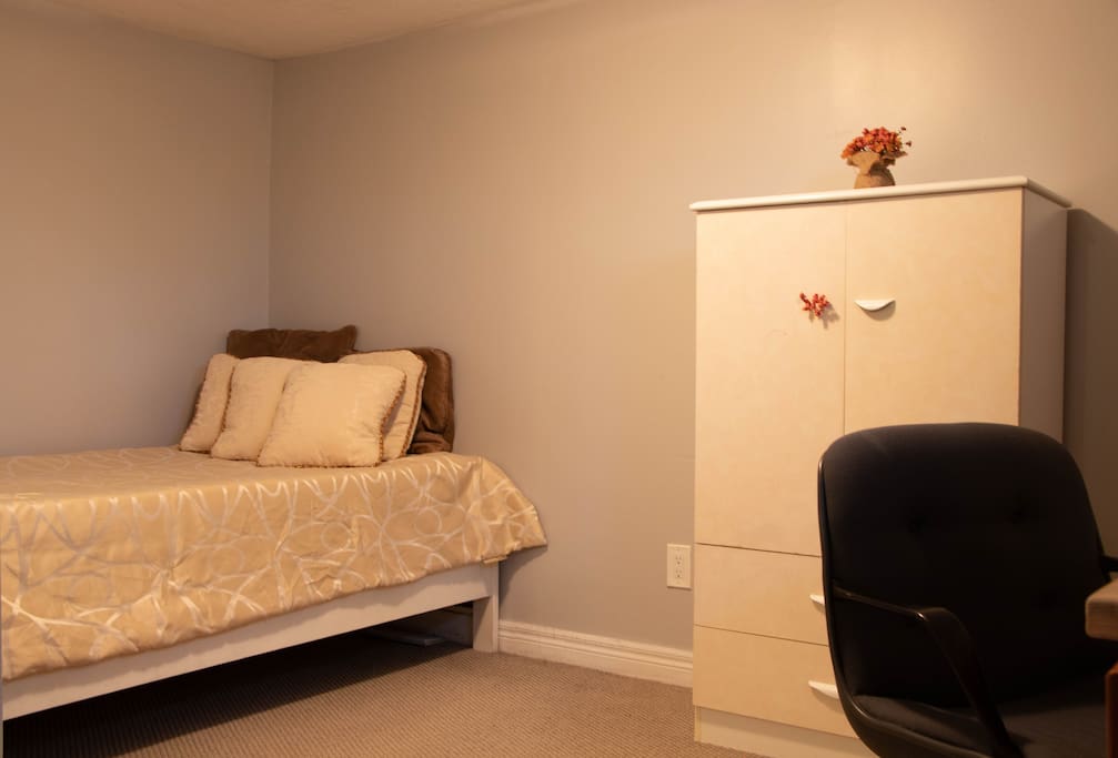 Quiet bedroom overlooking the backyard