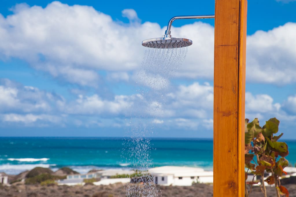Ducha con vistas al mar
Shower with see views
Dusche mit Meerblick